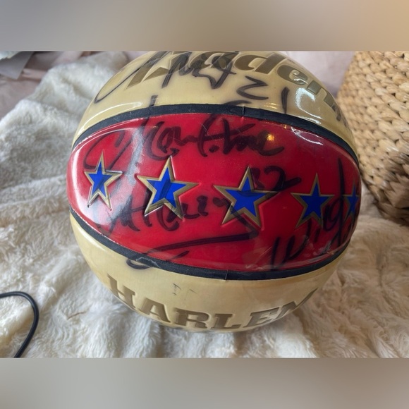Harlem Globetrotters 2002 Naismith Basketball Hall Of Fame Ball  multiple sig. - Picture 7 of 10